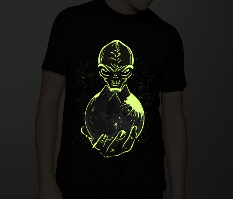 Camiseta ETs na Lua (Brilha no Escuro)