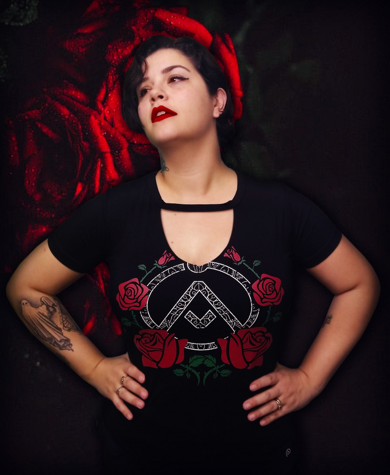 Camiseta Rosas (Decote em V - Brilha no Escuro!)