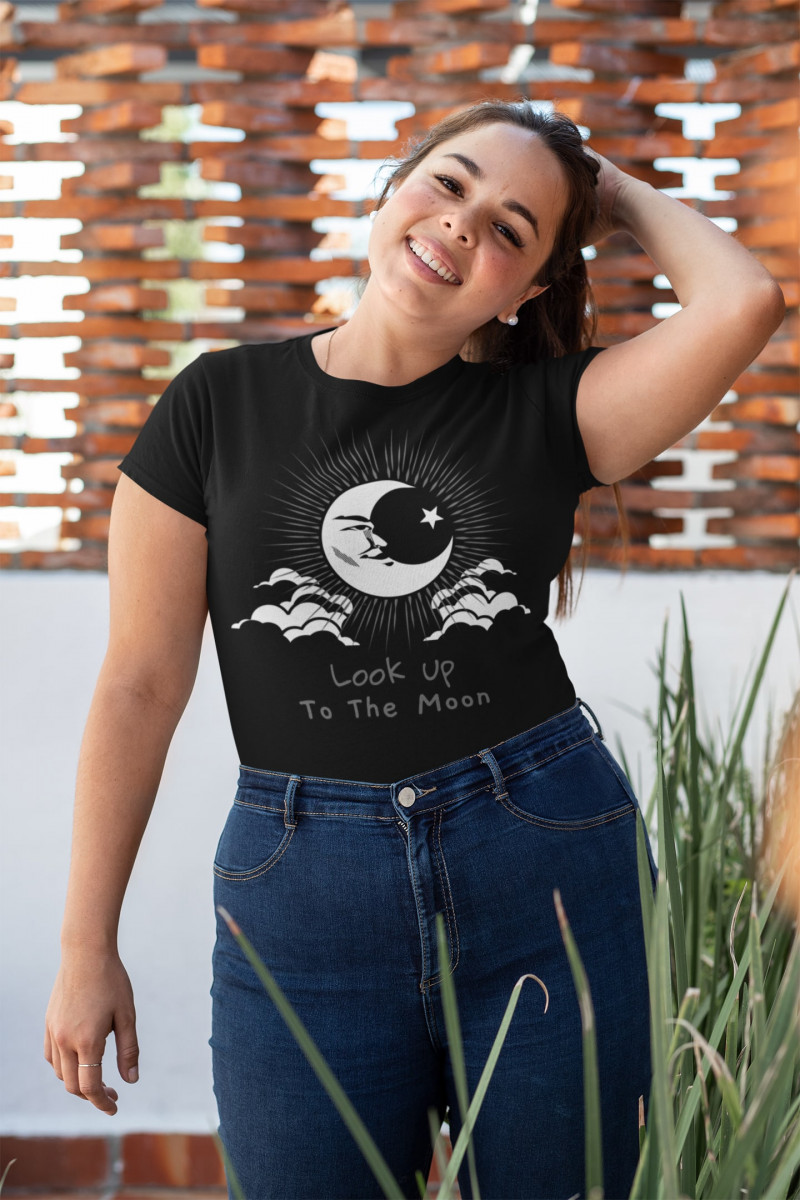 Camiseta Look up to the Moon (Brilha no Escuro!)