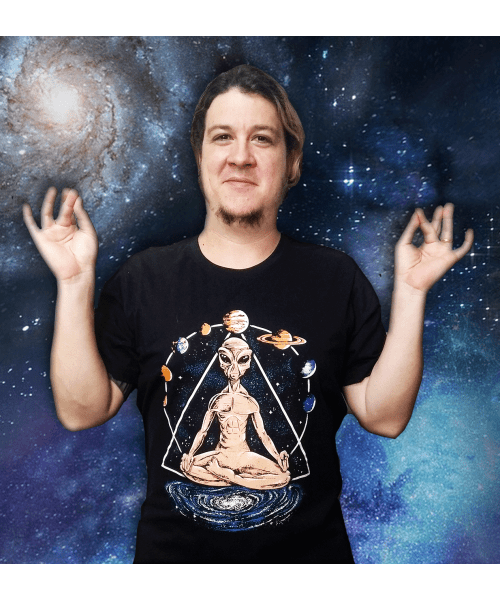 Camiseta ET Meditando no Espaço (BRILHA NO ESCURO!)